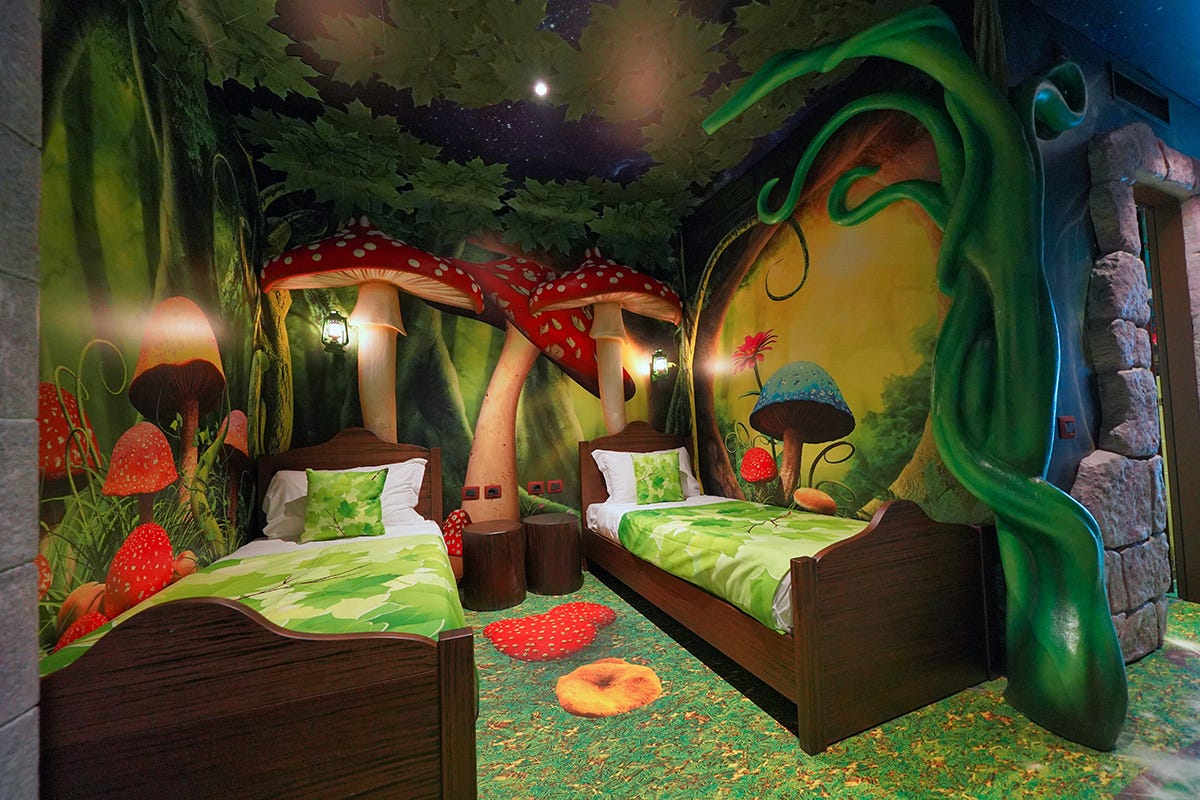 Gardaland Magic Hotel, stanza a tema forest Notti da fiaba: dieci hotel per far vivere ai bimbi magiche vacanze